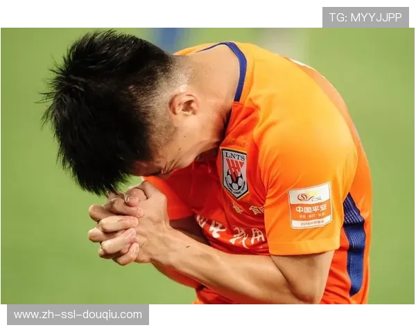 绝平球进网后，VAR确认进球有效手势