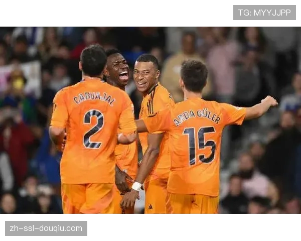 国家德比半场:皇马1-0领先巴萨,贝林厄姆前插破门,安切洛蒂菱形中场收奇效。 国家德比半场:皇马1-0领先巴萨,贝林厄姆前插破门,安切洛蒂菱形中场收奇效。